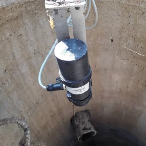 Capteur de niveau d'eau CNU06V4 installé dans un regard assainissement
