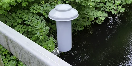 Capteur ultrason LNU06V4 avec sa protection, pour la surveillance de crue et d’inondation