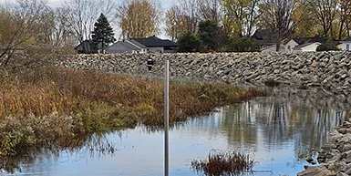Surveillance d'inondation par capteur radar installé autonome sur potence