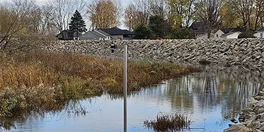 Wireless radar level sensor LNR06V4-LTE installed on pole