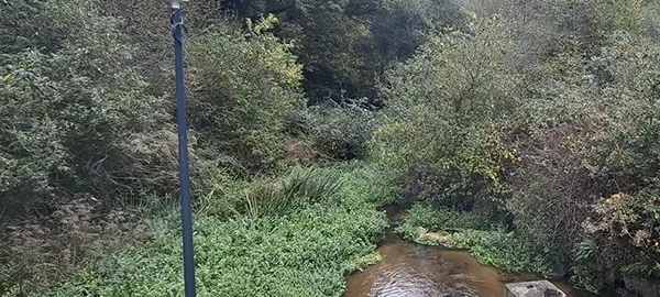 Capteurs radar de niveau d'eau et pluviomètres pour surveillance de crues et inondations